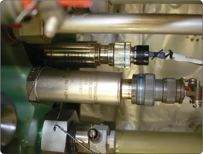 Hydraulic reservoir temperature and fluid quantity sensors used to monitor system conditions and fluid level