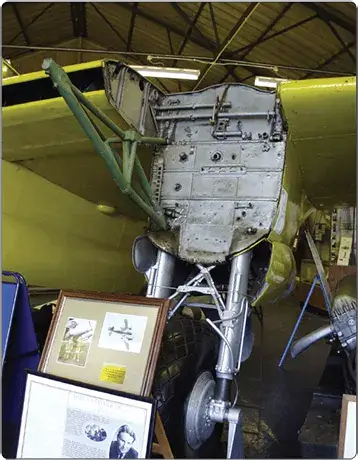 Aircraft engine nacelle firewall separating the engine compartment from adjacent structure