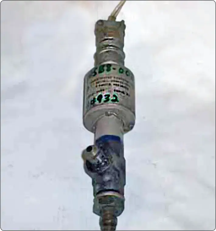 Aircraft pressure switch used as an alternative or supplement to a pressure gauge for pressure monitoring