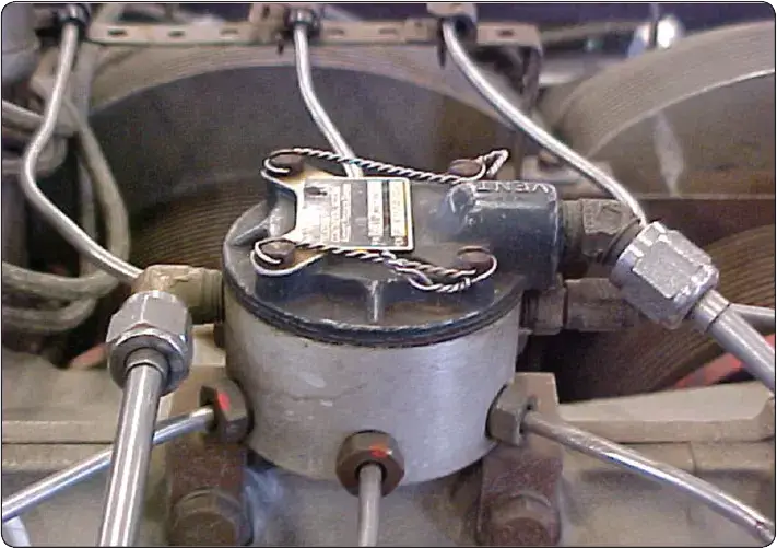 Fuel distribution manifold for an aircraft fuel-injected engine, directing fuel to the individual cylinders