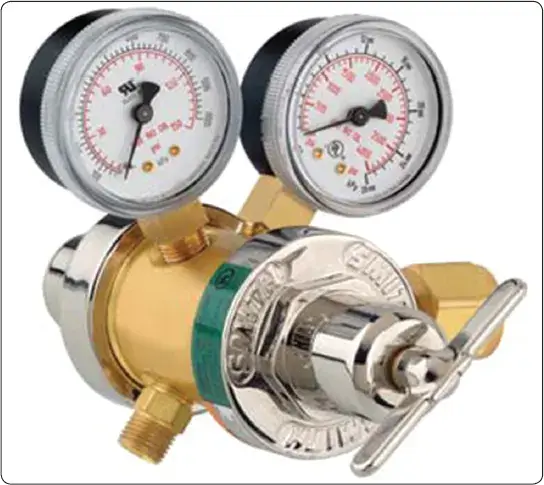 Two-stage oxygen regulator with a right-hand threaded cylinder connection identified by its smooth connection nut