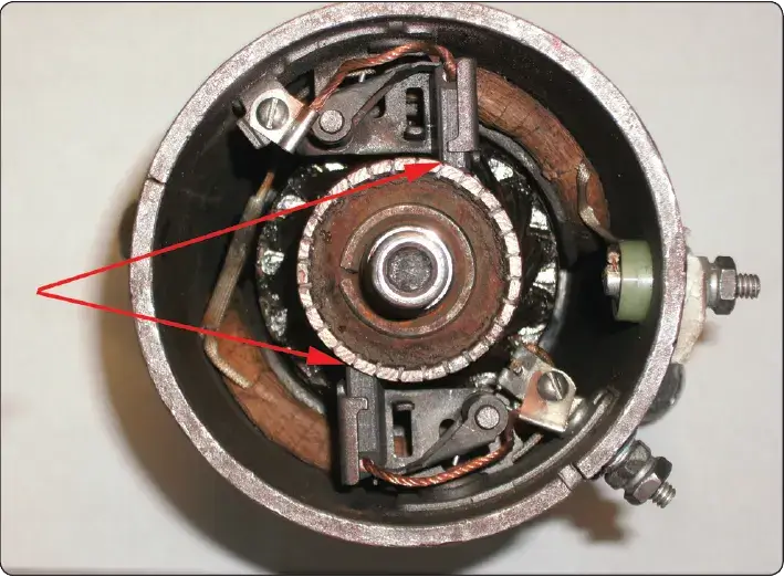 Diagram showing common wear areas on a DC generator commutator and brushes