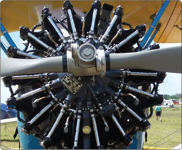 Radial aircraft reciprocating engine with cylinders arranged around the central crankcase