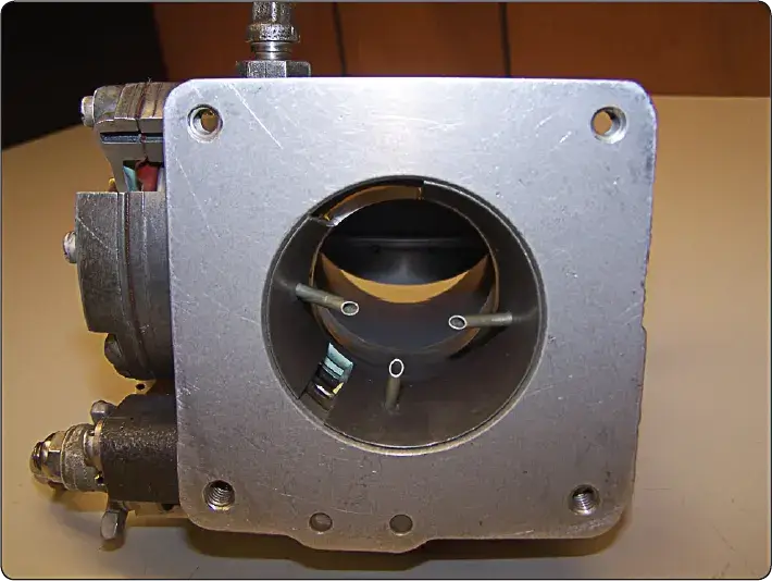 Diagram showing impact tubes used to sense inlet air pressure in an aircraft fuel-injection system