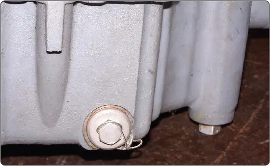 Oil sump screen used to trap debris and contaminants before they enter the lubrication system of an aircraft reciprocating engine